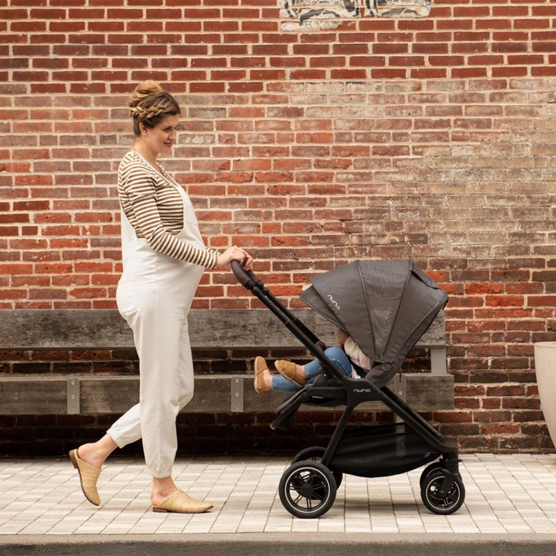 Poussette compacte et réversible TRIV NEXT Chestnut Nuna Ambiance 2