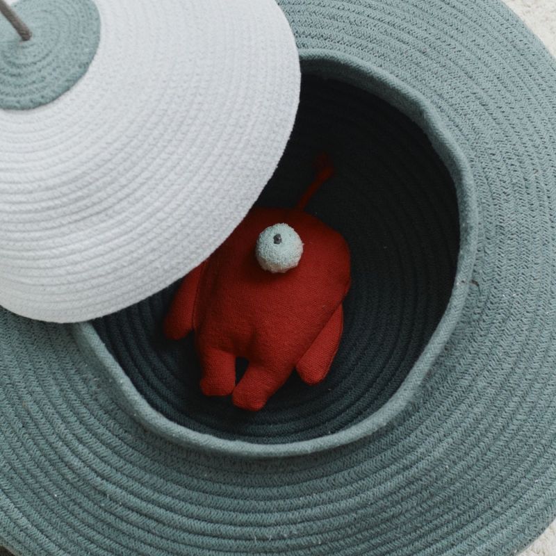 Panier de rangement UFO avec jouet inclus Lorena Canals Ambiance 4