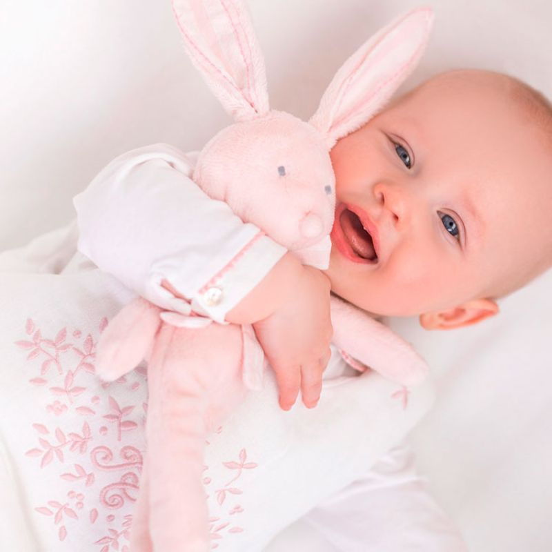 Image d'ambiance de présentation du produit Peluche Augustin le lapin rose (40 cm) - Tartine et Chocolat