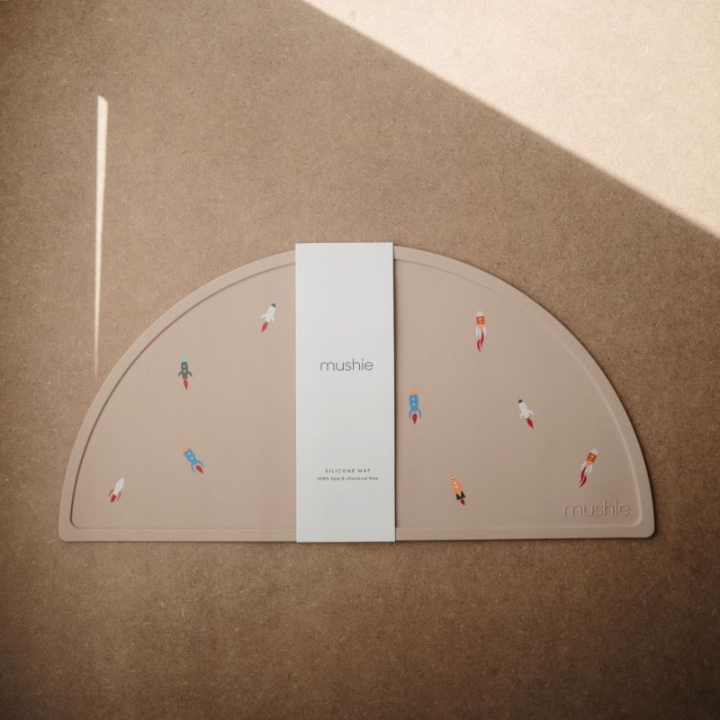 Set de table en silicone Rocket Mushie Ambiance 3