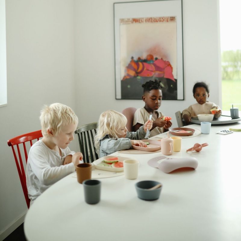 Set de table en silicone Rocket Mushie Ambiance 4