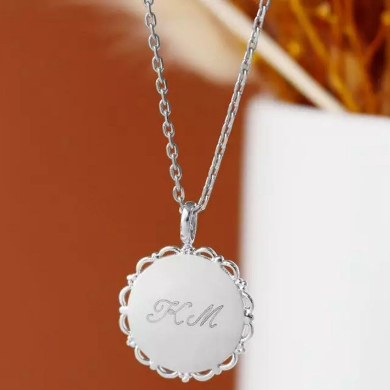 Collier chaîne médaille Dentelle personnalisable (argent) Petits trésors Ambiance 2