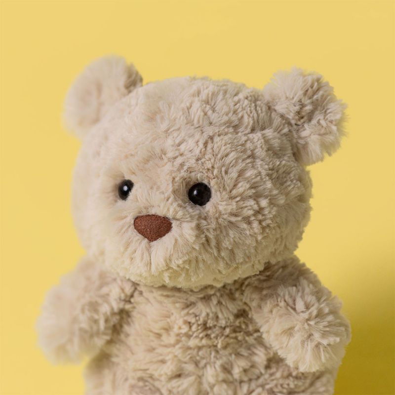 Peluche Bartholomew l'ours Junior (18 cm) Jellycat Ambiance 2