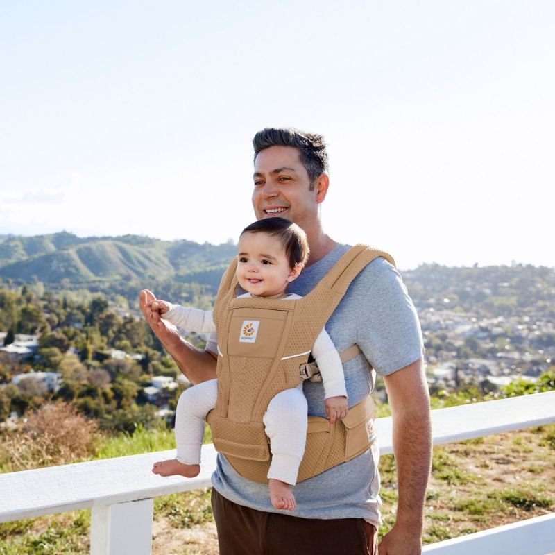 Porte bébé enfant Alta Hip Camel Brown Ergobaby Ambiance 2
