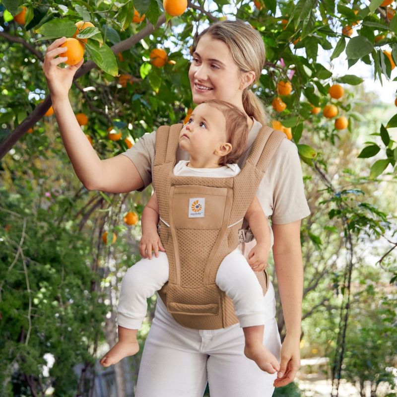 Porte bébé enfant Alta Hip Camel Brown Ergobaby Ambiance 5