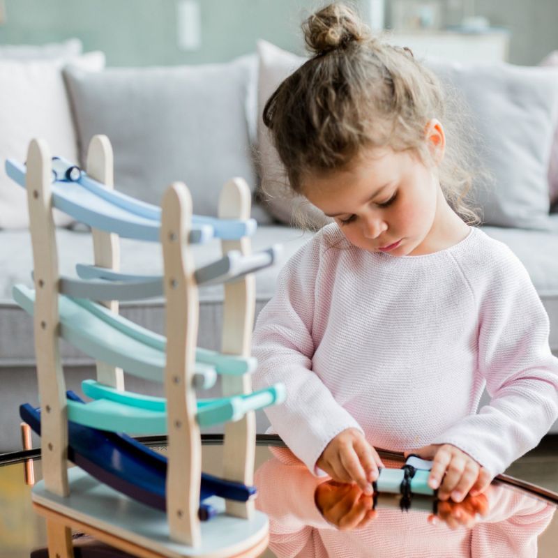 Rampe de course Emil avec 4 voitures Kindsgut Ambiance 2