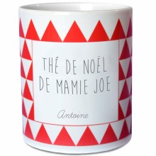 Mug Noël avec triangles rouge (personnalisable)  par Les Griottes