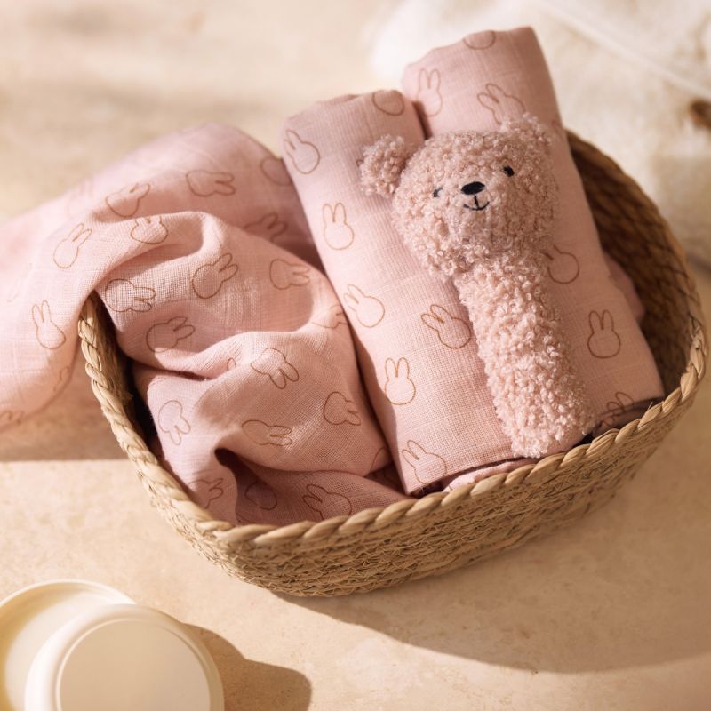 Image d'ambiance de présentation du produit Hochet ours Teddy Bear Wild Rose - Jollein