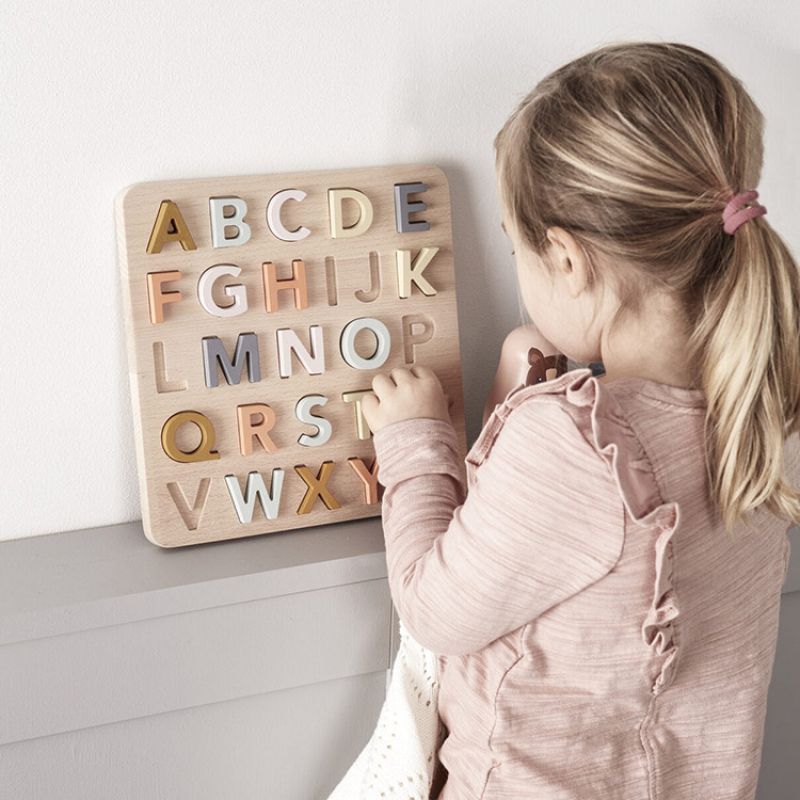 Puzzle alphabet en bois Kid's Concept Ambiance 2