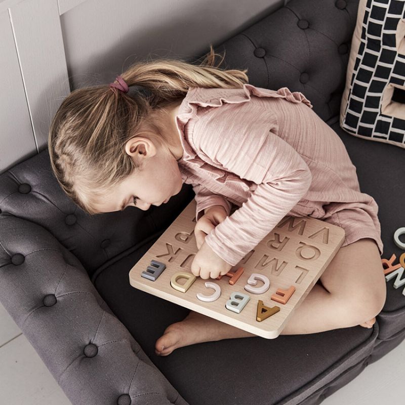 Puzzle alphabet en bois Kid's Concept Ambiance 3