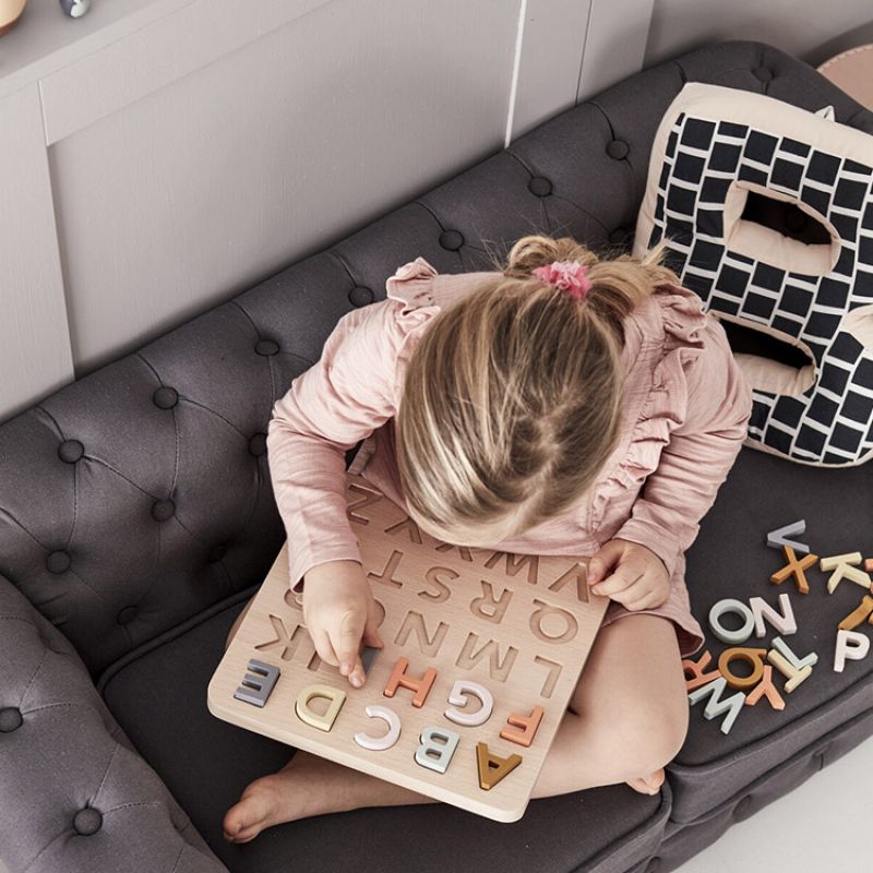 Puzzle alphabet en bois Kid's Concept Ambiance 4