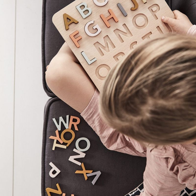 Puzzle alphabet en bois Kid's Concept Ambiance 5