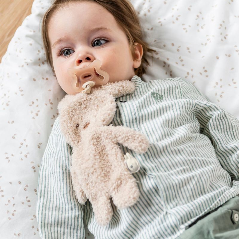 Doudou attache sucette Teddy Lapin Beige Nattou Ambiance 2