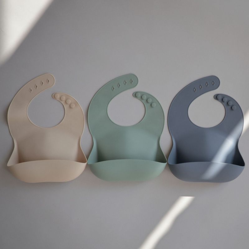 Bavoir à poche en silicone Shifting Sand Mushie Produit 3