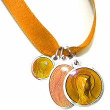 Bracelet ruban orange et médailles assorties (aluminium et résine)  par Martineau