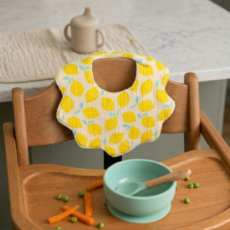 Lot de 2 bavoirs en gaze de coton Pop Citron Sauthon Ambiance 2