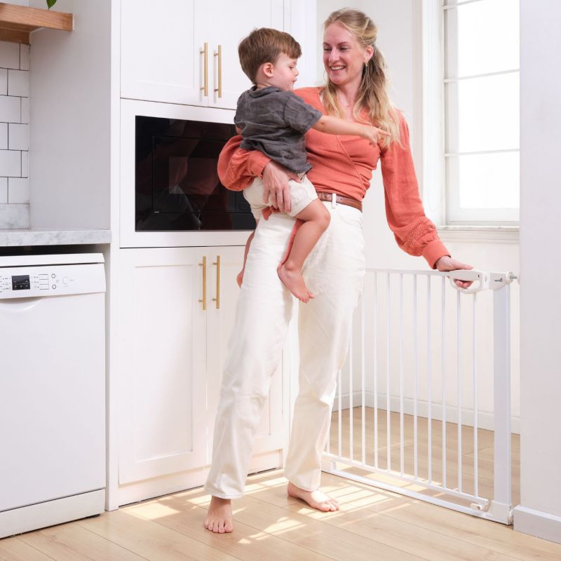 Barrière de sécurité Easylock Flatstep Blanche (104 à 111 cm) Geuther Ambiance 4