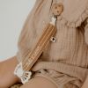Attache tétine Rayures Fines (personnalisable) Atelier Wagram Ambiance 2