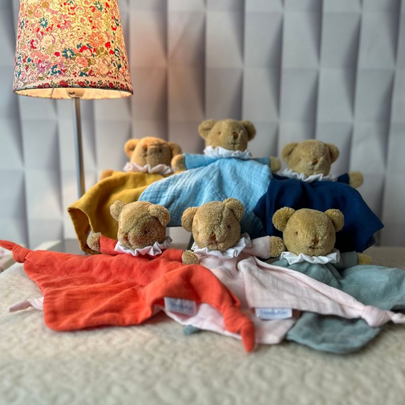 Doudou plat avec hochet Ours Vieux Rose Trousselier Ambiance 4