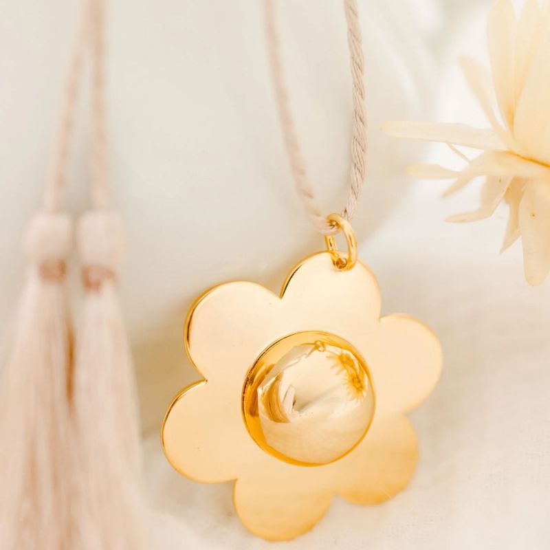 Bola de grossesse Pâquerette cordon personnalisable (or jaune) Pleine Lune Ambiance 2