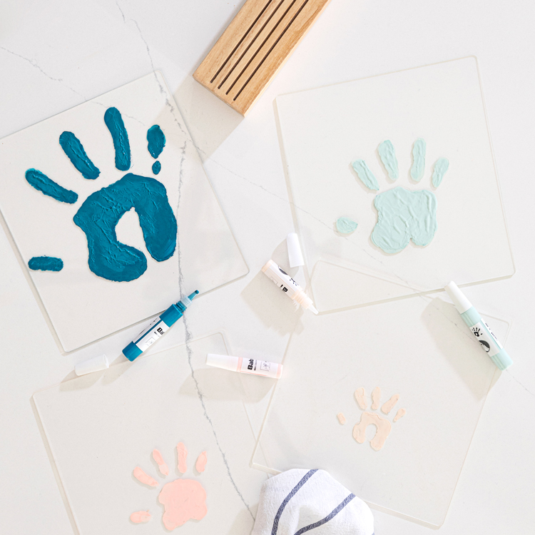 My Family Prints Kit Empreintes, Kit D'empreintes de Mains Familiales avec  4 Plaques en Plexiglas, 6 Couleurs de Peinture, Pinceau, Gomme, Kit Empreintes  pour Toute La Famille pour Activité DIY : 