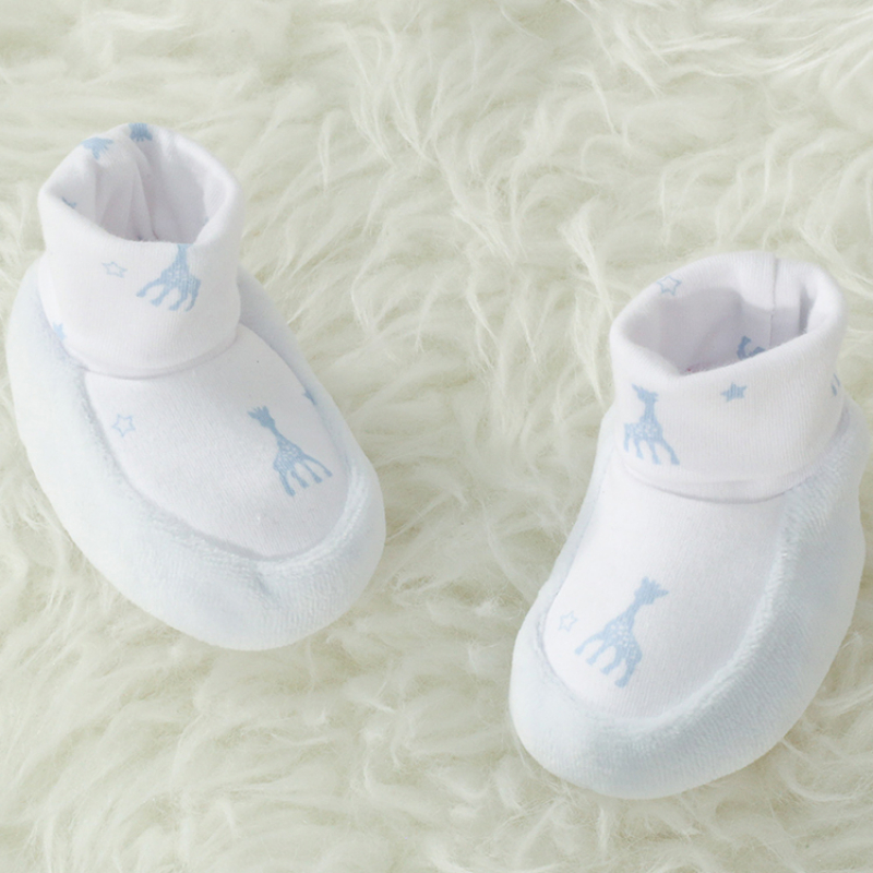 Chaussons de naissance bleus Sophie la girafe (0-1 mois) (Trois Kilos Sept) - Couverture