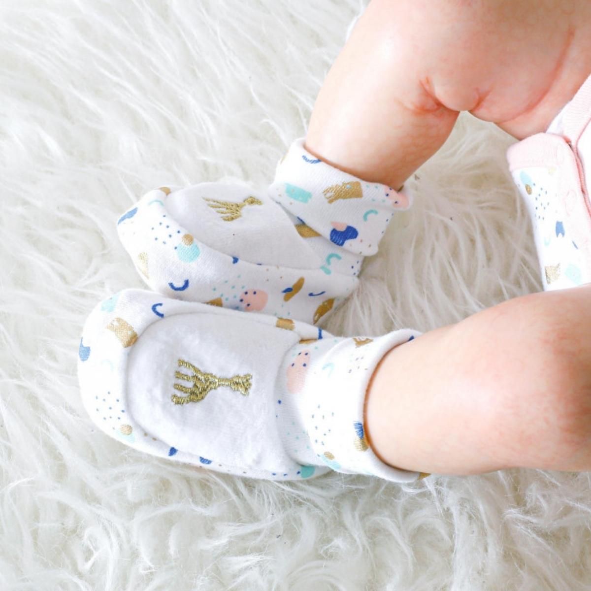 Chaussons édition limitée Sophie la girafe rose (0-1 mois) (Trois Kilos Sept) - Couverture