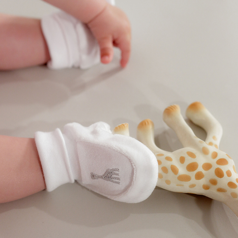 Chaussons de naissance blancs Sophie la girafe (0-1 mois) (Trois Kilos Sept) - Couverture