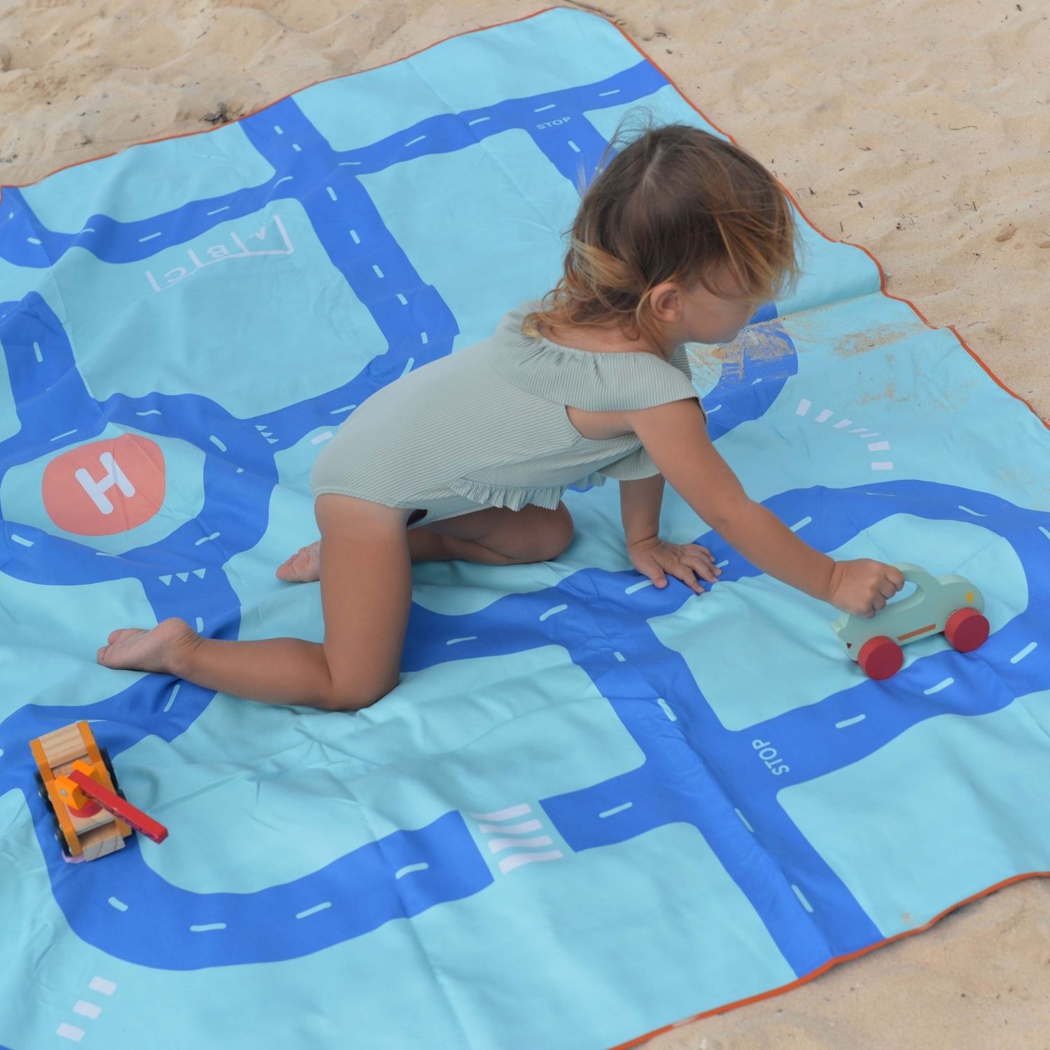 Quut - Napkin de Plage/Piscine Enfant Avec Jeu - en Microfibre Séchage Ultra Rapide, sans Sable - Compacte, Légère (Hell and Heaven, L - 180 x 100 cm