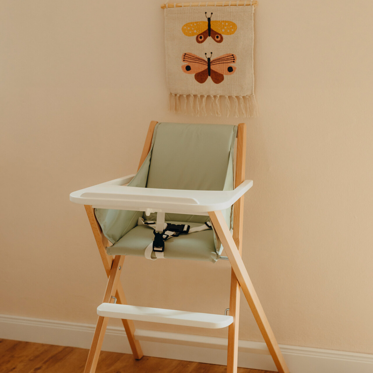 Chaise haute pliable Traveller en bois naturel et blanc avec tablette (Geuther) - Image 5