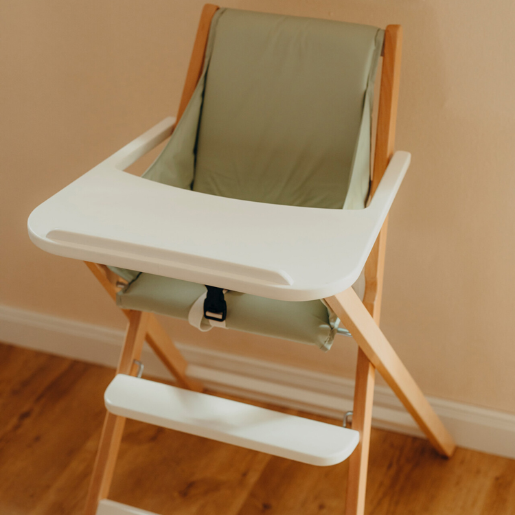 Chaise haute pliable Traveller en bois naturel et blanc avec tablette (Geuther) - Image 6