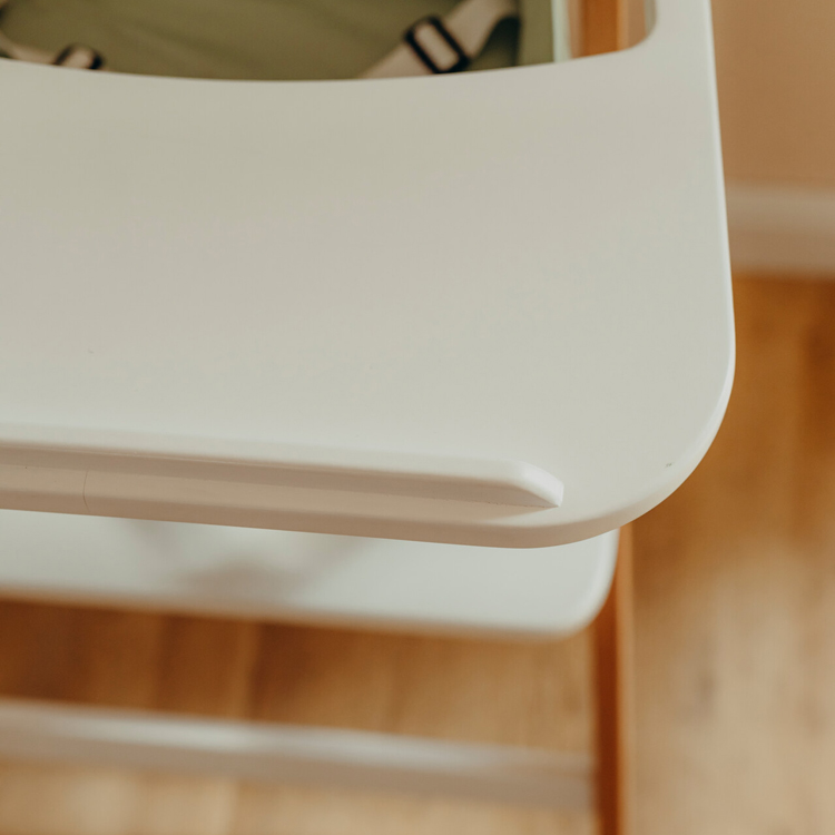 Chaise haute pliable Traveller en bois naturel et blanc avec tablette (Geuther) - Image 9