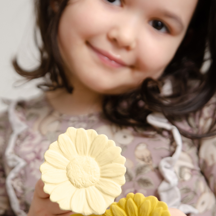 Hochet de dentition en hévéa Marguerite Daisy jaune (Natruba) - Image 3