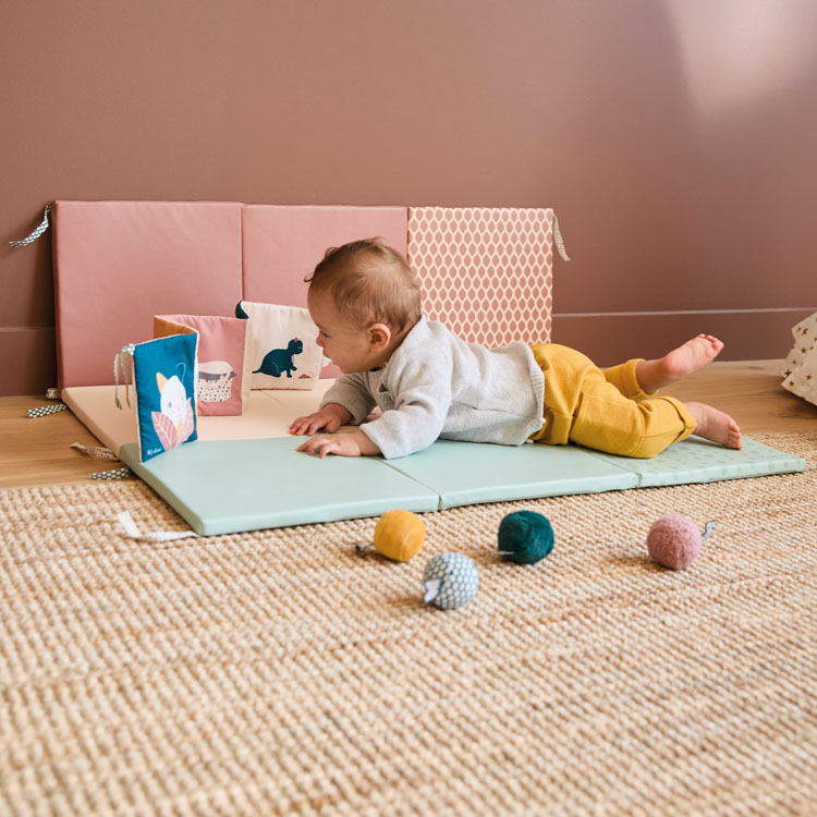 Quels sont les atouts d'un tapis d'éveil pour bébé ? Le blog Kaloo